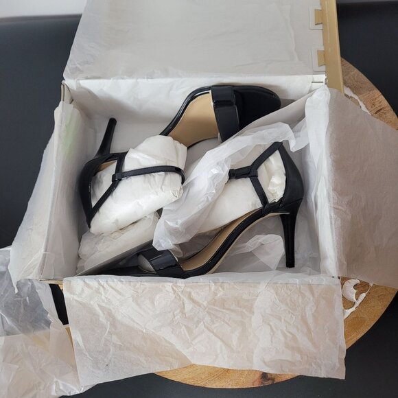 Michael Kors Simone Black Patent Leather Ankle Strap Heels W/Gold Buckle Size 8M - Picture 1 of 10